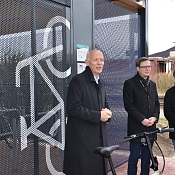 drei Personen vor NAH.SH Bike and Ride Station