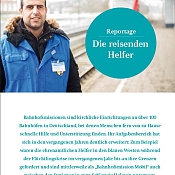 Mann von der Bahnhofsmission an einem Bahngleis mit Artikel zum Bild
