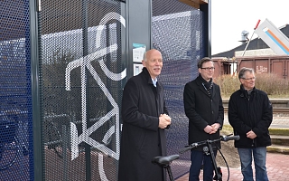 drei Personen vor NAH.SH Bike and Ride Station