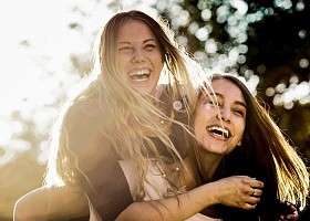 2 lachende Frauen