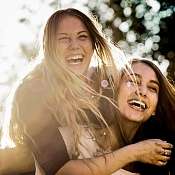 2 lachende Frauen