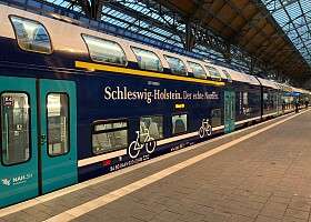 Außenansicht des neuen Doppelstockzuges in dunkelblau.