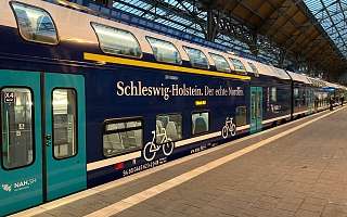 Außenansicht des neuen Doppelstockzuges in dunkelblau.