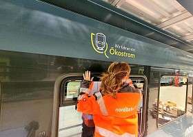 frisch beklebter Zug der nordbahn  mit nordbahn Mitarbeiterin