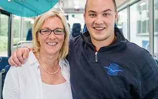 Kerstin und Piet Buegler in einem Bus 