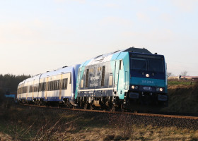 fahrender Zug auf Gleis