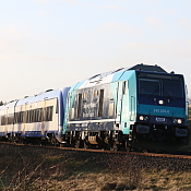 fahrender Zug auf Gleis