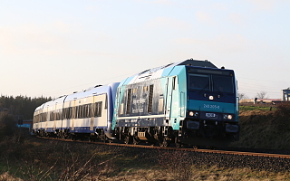 fahrender Zug auf Gleis