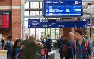 RS3166-DSC-0454.jpg Pendler im Kieler Hbf mit Anzeigetafel im Hintergrund
