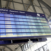 Anzeigetafel in einem Bahnhof
