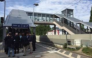 Menschen bei der neuen Personenüberführung in Reinfeld