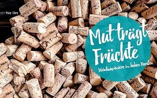 große Sammlung von Korken, rechts im Vordergrund: runder türkiser Kreis mit Schriftzug: Mut trägt Früchte