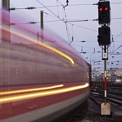 verschwommener Zug auf Gleisen