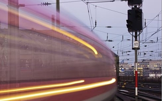 verschwommener Zug auf Gleisen