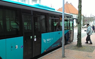 Schnellbus-BB-6600 an Haltestelle