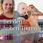 Mutter und Kind vor Vogelbaby Gehege