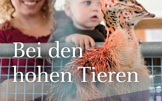 Mutter und Kind vor Vogelbaby Gehege