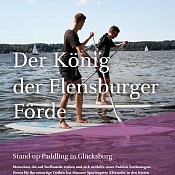 zwei Personen auf Stand-Up paddle 