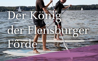 zwei Personen auf Stand-Up paddle 