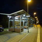 Überdachte Kabinen am Gleis