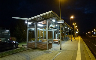 Überdachte Kabinen am Gleis