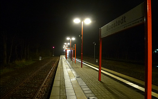 beleuchteter Bahngleis