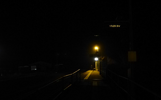 Bahngleis im dunkeln