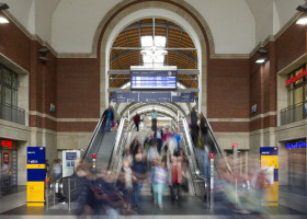 Pendler in der Eingangshalle des Kieler Hauptbahnhofs 