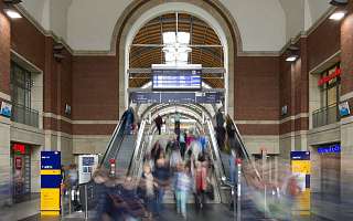 Pendler in der Eingangshalle des Kieler Hauptbahnhofs 