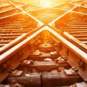 Symbolbild-Bauarbeiten.jpg Gleise im Sonnenlicht