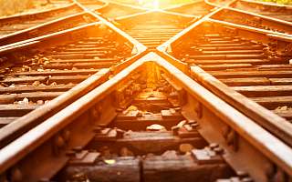 Symbolbild-Bauarbeiten.jpg Gleise im Sonnenlicht