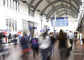  Bahnhof Lübeck mit verschwommenen Menschen