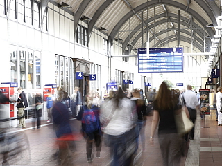  Bahnhof Lübeck mit verschwommenen Menschen