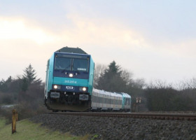 fahrender Zug auf Gleis