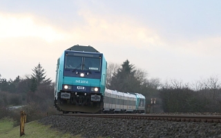 fahrender Zug auf Gleis