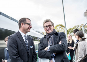 Menschen vor einem Zug 