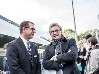 Menschen vor einem Zug 