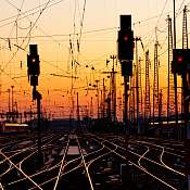 ThinkstockPhotos-160564287.jpg Gleise im Sonnenuntergang