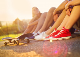 Beine im Sonnenlicht mit einem Skateboard 