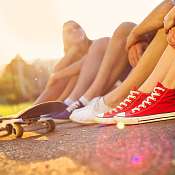 ThinkstockPhotos-514421017.jpg Beine im Sonnenlicht mit einem Skateboard