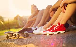 ThinkstockPhotos-514421017.jpg Beine im Sonnenlicht mit einem Skateboard