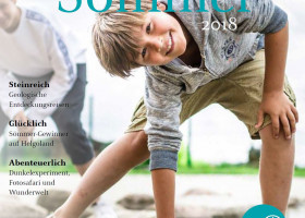 Junge auf dem Titelbild der Broschüre Sömmer 2018, daneben Themenüberschriften