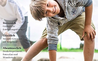 Junge auf dem Titelbild der Broschüre Sömmer 2018, daneben Themenüberschriften