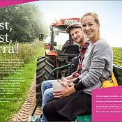 Mann und Frau auf Treckeranhänger