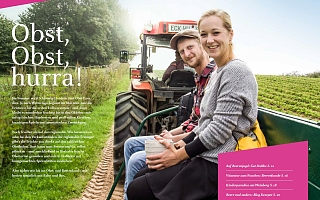 Mann und Frau auf Treckeranhänger