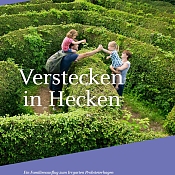 Familie in Heckenlabyrinth und Schriftzug: Verstecken in Hecken