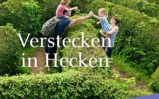 Familie in Heckenlabyrinth und Schriftzug: Verstecken in Hecken