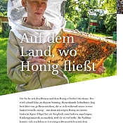 Imker in Schutzkleidung mit Bienen bedeckte Honigwabe