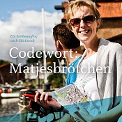 Person mit Stadtplan an einem Hafen