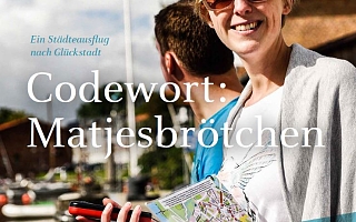 Person mit Stadtplan an einem Hafen